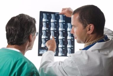 Doktor sieht Wirbelsäulenbilder aus